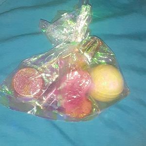 Lip gloss lip balm bath bomb andd soapp💓